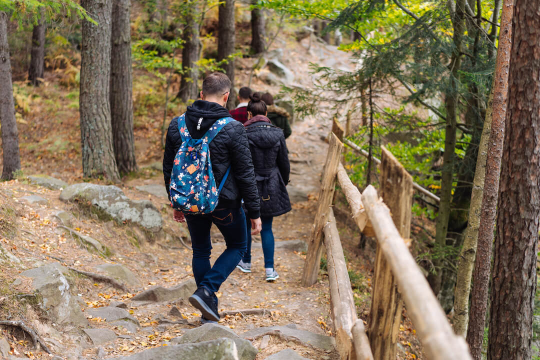 homme et femme marchant le long du sentier de randonnée